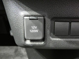 【便利な電源ソケット】車内で使える機器の電源として重宝します。スマートフォンなどの充電にも活用でき、毎日の通勤から遠出まで快適な車内空間をサポートします。