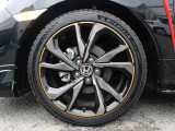 純正のアルミホイールが足元を飾ります!タイヤサイズは235/40R18 になります。