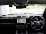 ディフェンダーらしい、シンプルで操作のしやすい運転席廻りです。