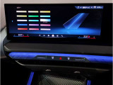 【ⅰドライブナビゲーション】文字情報も鮮明に表示する高解像度カラーディスプレイを採用。視認性に優れた地図デザインと特徴的な建造物を目印にした描写表示で現在位置を把握できます。地図データの更新も可能です