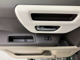 パワーウィンドウのスイッチですよ。運転席に居ながら窓を開け閉めのコントロールできます。