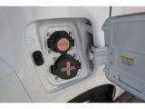 降りてすぐに充電ができるよう、充電ポートを運転席側の後ろに設計。充電ポートを開いた際には、ライトが点灯します。