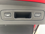 ハンズフリーアクセスパワーテールゲート(予約クローズ機能付)荷物を抱えていてもラクに開け閉め可能です。スマートキーを持っていれば、開扉だけでなく、閉扉までをハンズフリーで行うことができます