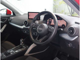 内装はシンプルに使い勝手を考え作られています。お車を運転する感覚をダイレクトに体感して頂けます。室内も広くロングドライブにも快適にお過ごしいただけます。