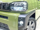 【LEDヘッドライト】悪天候や夜間走行時も良好な視界を確保し安心して運転できる高輝度LEDヘッドライトを装備!点灯速度が早く、消費電力も抑えられています。