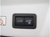 電動式バックドアです。 荷物を持ったままでもボタン一つで自動的に開け閉めできるので便利ですよ。挟み込み防止機能も付いていますのでお子様の手や荷物を挟み込むのを防いでくれますよ
