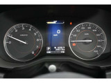 メーター中央にはカラー液晶画面が備えられ、車のインフォメーションを簡単に把握できます。