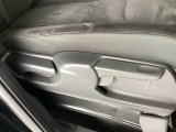 シートリフター装備。運転席の高さを調整する機能