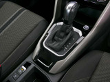 トランスミッションはギヤチェンジの切れ目がない滑らかな加速を実現する新世代「DSG」を搭載。