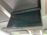 【後席モニター】家族や友人とお出かけする機会が多い方に大人気の後席モニターを装備!見やすい位置に画面がありテレビやDVDの視聴も快適!友達もお子様も、後席にしか乗らなくなるかも??