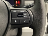 ステアリングホイールの右側がクルーズコントロールスイッチです。アクセルペダルを踏まずに一定走行が出来るので、高速道路での走行がグッと快適になります。