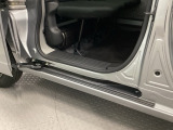 ホンダ車の低床ボディは乗りやすく、足元も広びろですよ。