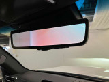 多人数乗車時やお荷物が多いときでも後方視界を確保できる、デジタルインナーミラーが装着されています。