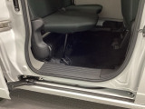 ホンダ車の低床ボディは乗りやすく、足元も広びろですよ。