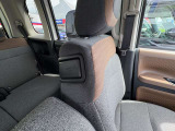 助手席シートの右肩口に助手席を倒すレバーを装着。運転席からワンタッチで簡単に操作できるので、助手席を倒して運転席に座ったまま、後席のお子さまをケアすることができます。