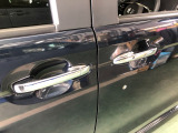 【ドアハンドル】Hondaスマートキーを携帯し、ロックボタン、ドアハンドルを操作することで施錠や解錠ができます。