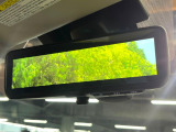 【スマートリヤビューミラー】後席の大きな荷物や同乗者で後方が確認しづらい時でも安心!カメラが撮影した車両後方の映像をルームミラー内に表示。クリアな視界で状況の確認が可能です!