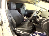 運転席まわりには十分なスペースがあり、大柄な方でもゆったり運転していただける環境です。