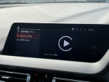 【アップルカープレイ】iPhoneがBMW車両とワイヤレスで接続されます。Apple CarPlayでは、オーディオストリーミングやメッセージングアプリがディスプレイに表示されます。