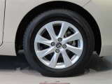 純正のアルミホイール装着車です。タイヤサイズは185/65R15です。