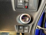 【ENGINE START/STOP】スマートキーをポケットやバッグに入れたままで、キーを差し込むことなくボタンを押すだけでエンジンが始動します。
