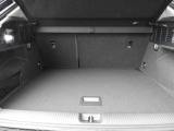 トランクの開口部は、ほとんど車体の全幅分が開く設計になっているので荷物の出し入れが非常にしやすくなっています。