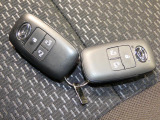 【便利なスマートキー】カバンに入れたままドアの施錠と解錠が可能です。予備キーも揃っておりご家族で車を共有する際にも大変重宝する実用的なアイテムです。