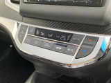 【オートエアコン】設定温度に合わせて自動で風量や風向きを調整し、車内を快適な温度に保ちます。