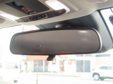 ルームミラーは防眩機能つきで、まぶしい車が来ても反射光を抑えてくれます。