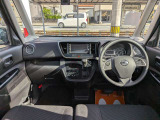 視界が広く運転しやすい運転席まわりです。各スイッチ類の位置も直感的に操作しやすく、長距離ドライブでも疲れにくい設計になっています。