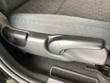 手動のレバーを使って、シートの高さや背もたれの角度を変えることができます。