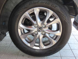 純正15インチフルホイールキャップでスタイルバッチリ!185/65R15タイヤです