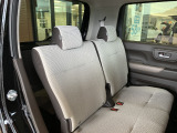 【リヤシートスライド】前後にスライドでき、足元を広く使ったり荷物に合わせて調整できます。