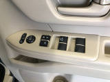 【窓操作部分】運転席のスイッチでは、すべてのウィンドーの開閉操作を行うことができます。