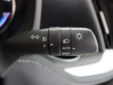 車外の明るさに応じて、自動的にライトの点灯・消灯をしてくれます