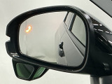 ブラインドスポットインフォメーションは走行中、斜め後ろに車両を感知すると、ドアミラーやピラーの上にマークを点灯してお知らせします。