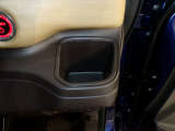 運転席の届きやすいところにドリンクホルダーがついています。視線をそらすことなく手に取れるので運転に集中できて安心ですね。