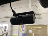 後方にもドライブレコーダーのカメラが付いています。前後両方でお車の周りを監視・記録いたします。