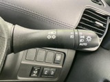 視界を確保するワイパー操作は、安全運転の基本。ワンタッチで雨天時もスムーズに作動し、快適なドライブをサポートします。
