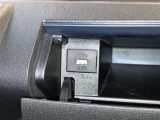 運転席インパネアッパーボックス内に充電用USBソケットが付いています。