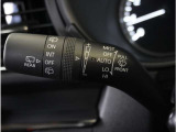 【オートワイパー機能】レバーをAUTOの位置にしているとき、レインセンサーが雨を感知すると、雨量に応じて、ワイパーが自動で作動します。