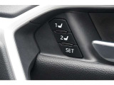 車の運転席の位置を保存できるシステムです。運転手が変わってもセッティングしたポジションを再現できる為発進時の手間が省けます。