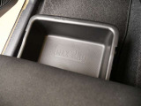 ■「助手席下収納を装備しているため、車内の整理整頓がしやすく実用性に優れています。」