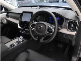 インストルメントパネルは僅かに運転席側へと傾けられているほか、余計なスイッチ類を可能な限り排し、運転に集中しやすい環境を造り出しています。