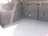 トランクは広く設計され、開口部も大きく荷物の積み下ろしがしやすい構造。フラットな床面でスーツケースや大型荷物も安定して収納でき、日常使いにも便利なスペースです。
