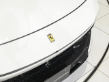 外装色には、フェラーリ伝統の美しく混じり気のないソリッドホワイト「Bianco Avus」を採用しています。