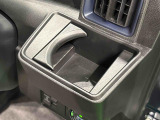 運転席側掘り込み式カップホルダー