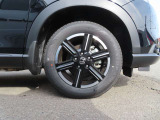 右フロントタイヤです。純正16インチアルミホイールに215/60R16の組み合わせです。