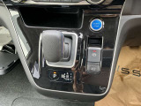 ボタン式シフトの採用により、シフト回りがすっきりし、シフトレバーに引っかかることもなく運転席や助手席への移動や、後部座席へのウォークスルー性が向上ました。