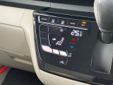 【オートエアコン】一度お好みの温度に設定すれば、車内の温度を検知し風量や温度を自動で調整。暑い&hellip;寒い&hellip;と何度もスイッチ操作をする必要はありません。快適な車内空間には必須の機能ですね♪